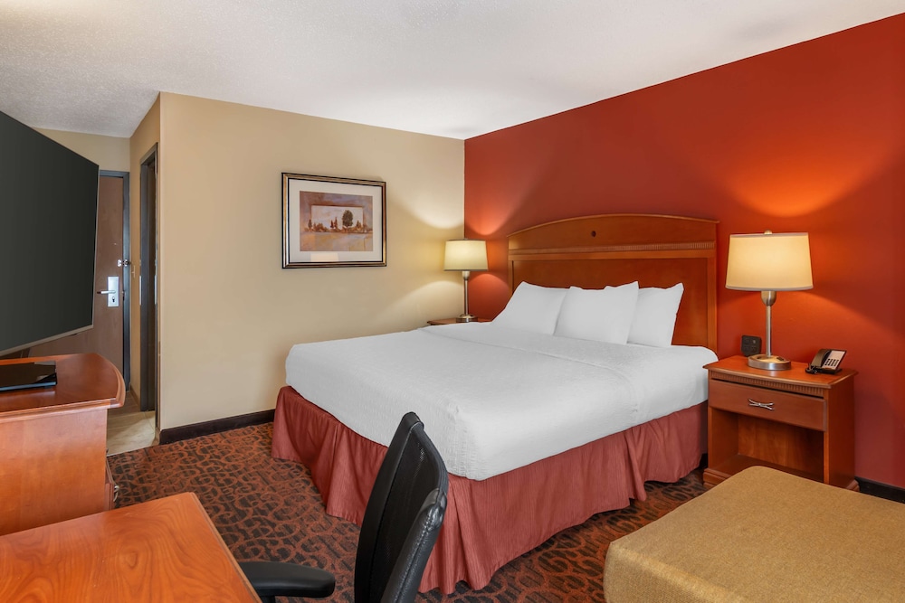 Standard Room, 1 King Bed, Non Smoking - Photo 2