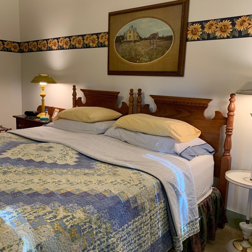 Room, Private Bathroom (Sunflower King Room)