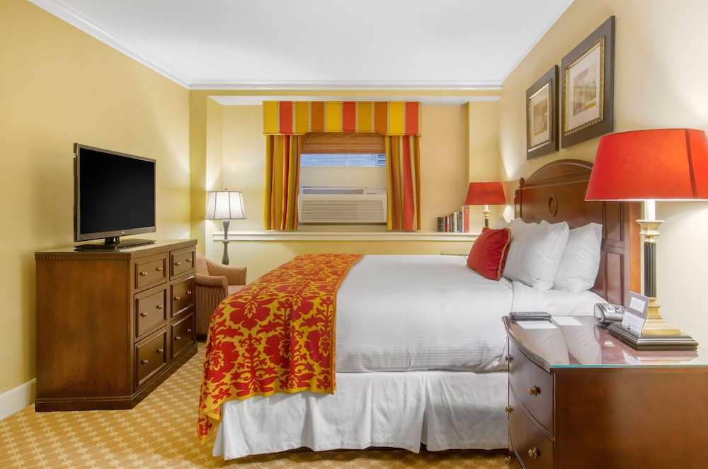 Suite, 1 King Bed thumbnail 6