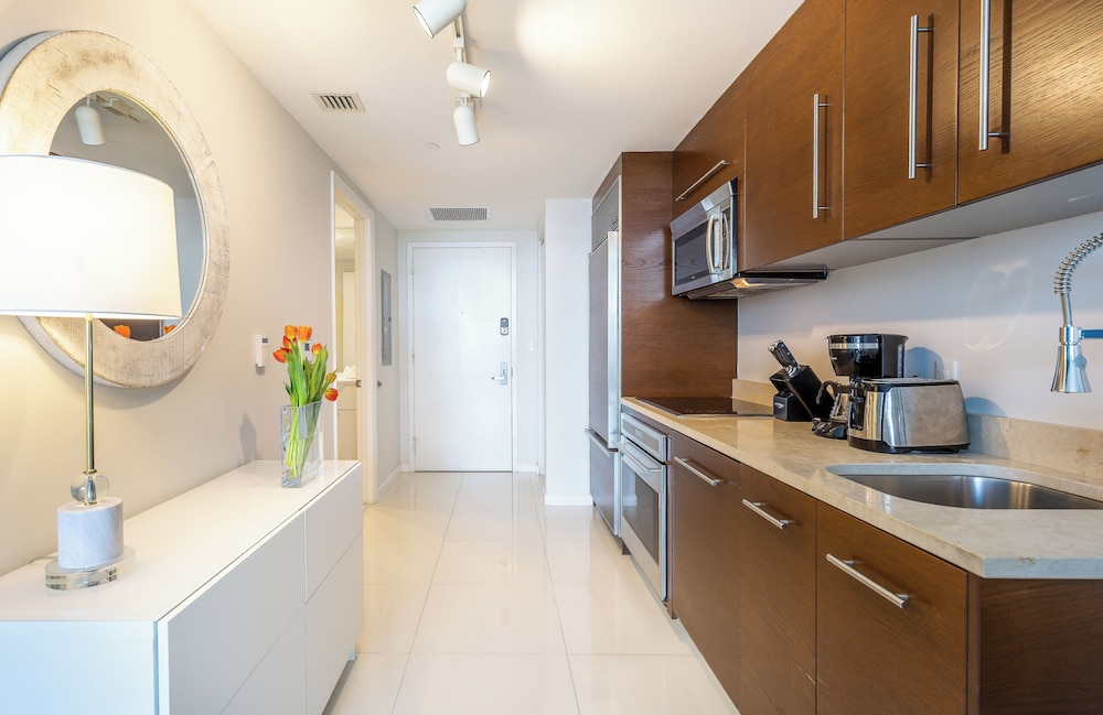 Business Studio Suite, 1 Queen, Balcony, City/River ViewÂ 4505