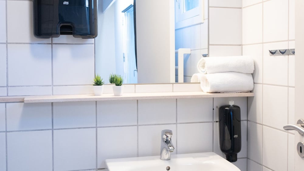 Basic Double Room thumbnail 6