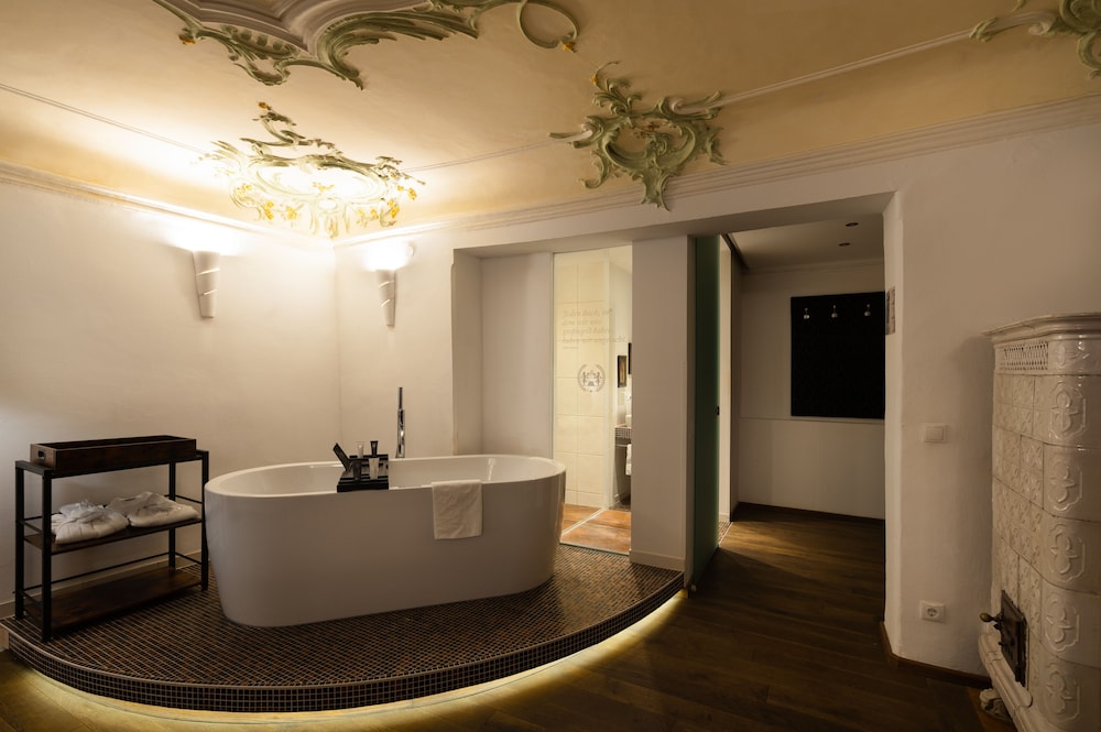 Junior Suite with Hot Tub - Photo 5
