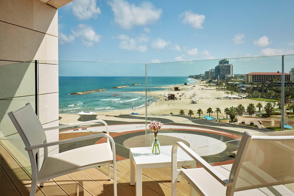 Superior Room, 1 Queen Bed, Partial Sea View (Corner)
