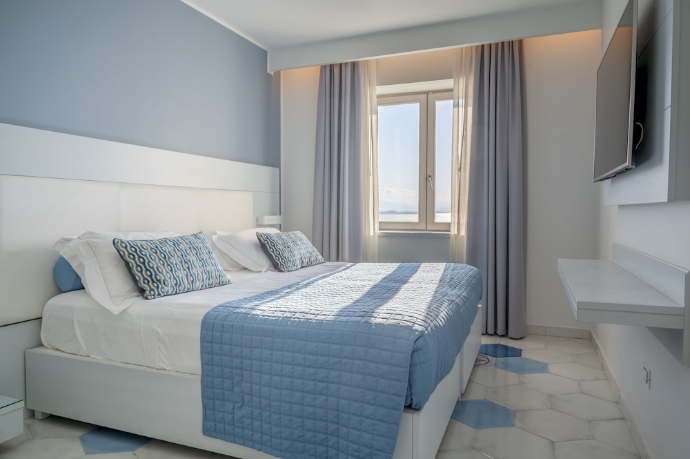 Superior Quadruple Room, Partial Sea View - Photo 4