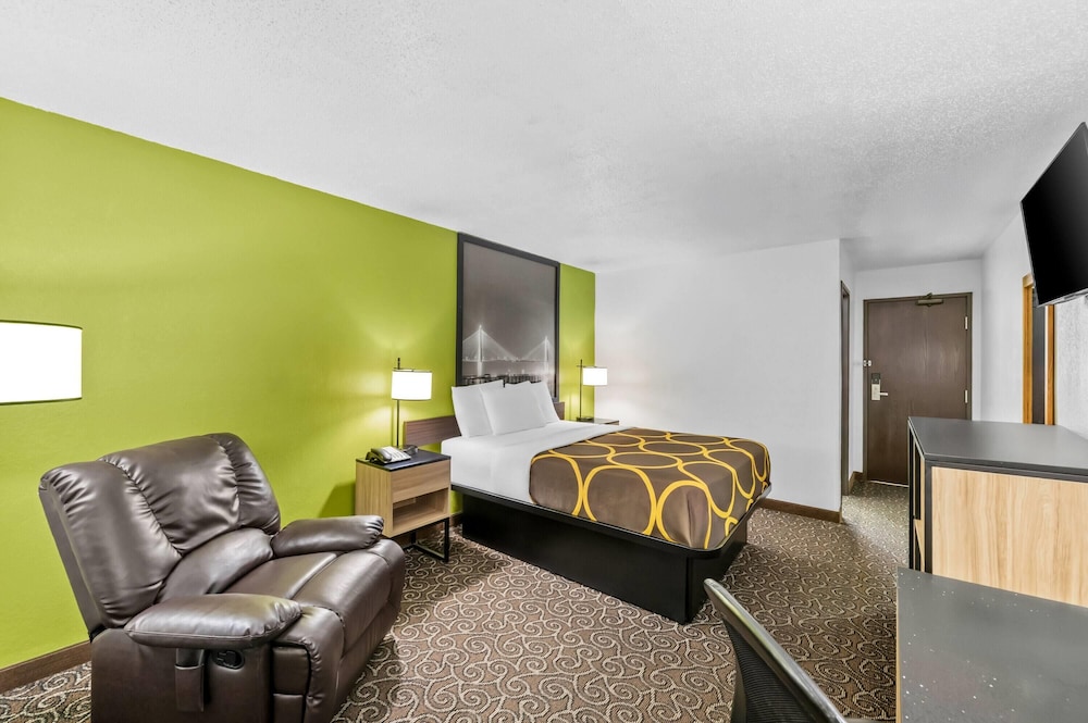 Room, 1 Queen Bed, Smoking - Photo 5