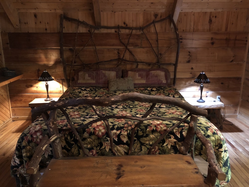 Sweetbriar Romantic Cabin (Pet Friendly) photo 3