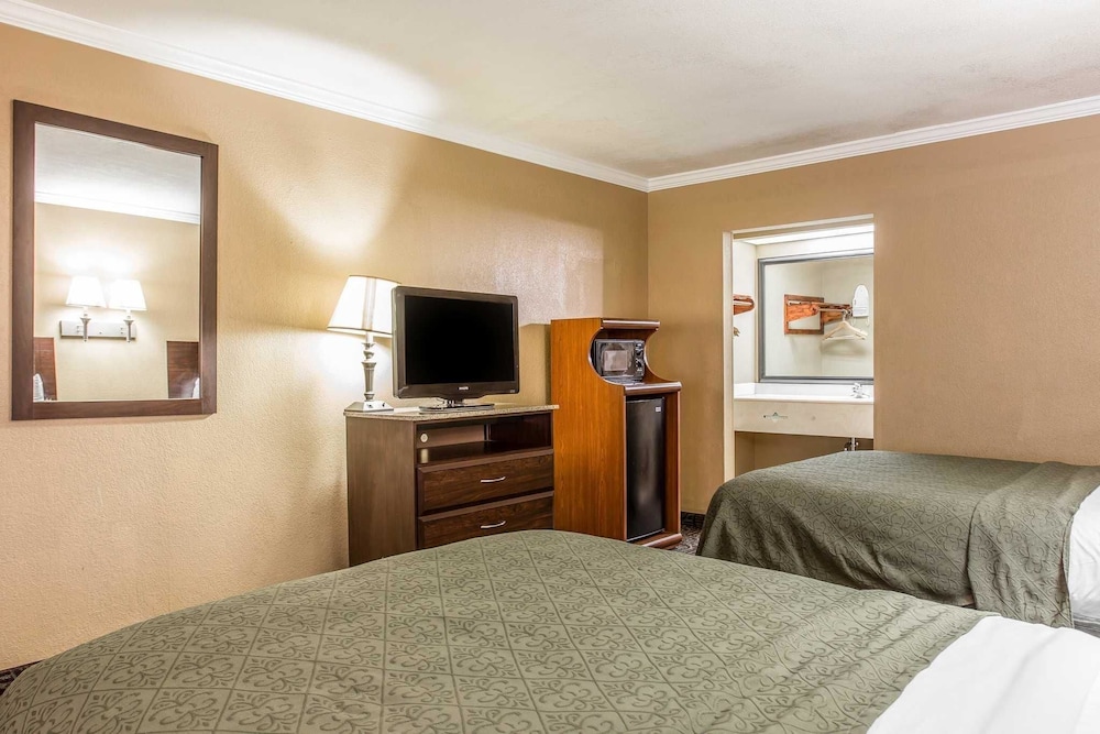 Standard Room, 2 Queen Beds, Non Smoking - Photo 6