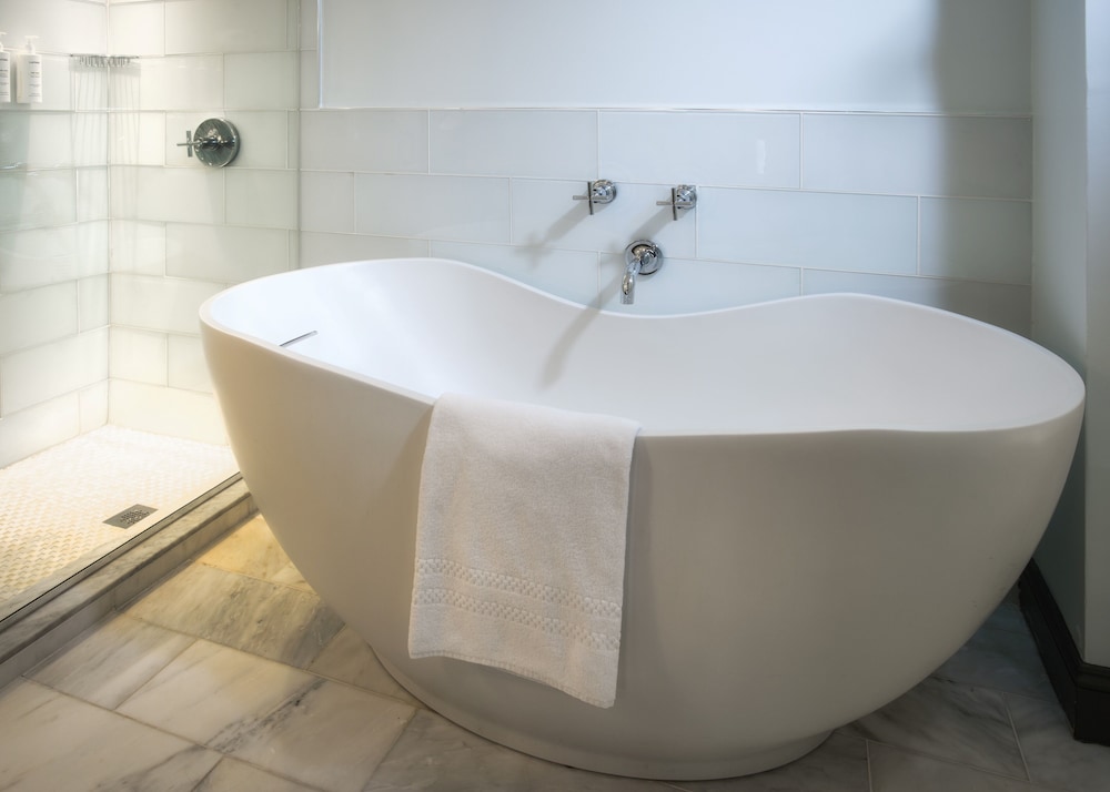 The Poppy King Premium with Tub