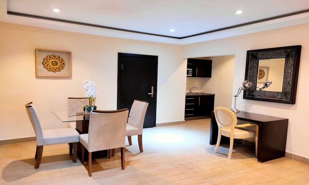 Executive Suite - Photo 4