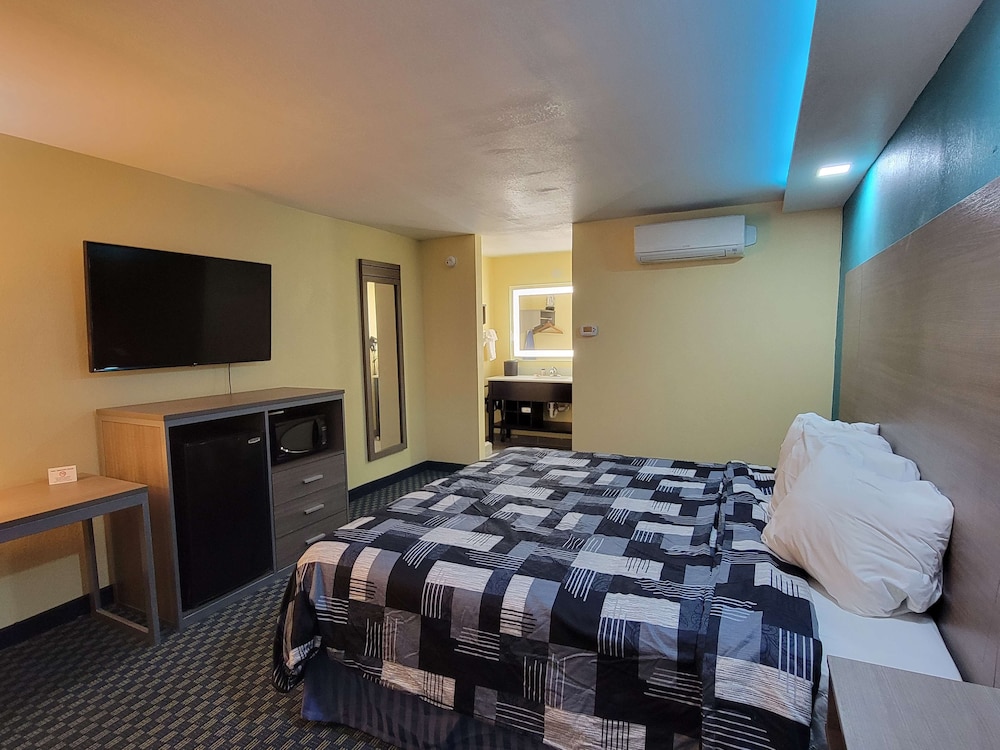 Suite, 1 King Bed, Jetted Tub, Pool View (with Sofabed) photo 2