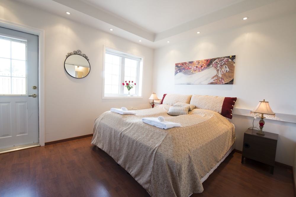 Basic Double Room, 1 King Bed, Shared Bathroom photo 2