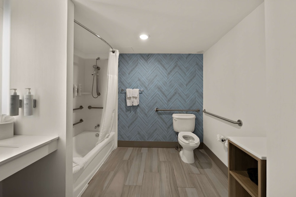Standard Room, 1 King Bed, Accessible (Hearing Accessible with Bathtub) - Photo 4