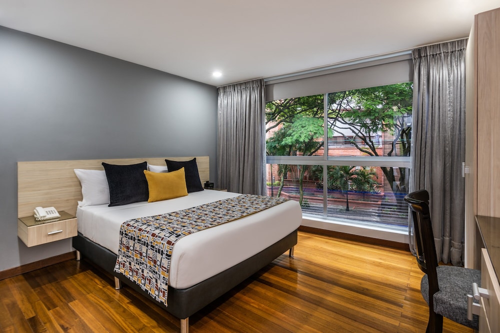 Junior Room, 1 Queen Bed