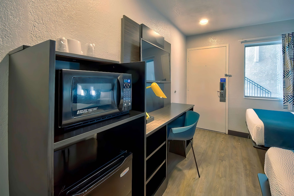 Deluxe Room, 2 Double Beds, Non Smoking, Refrigerator & Microwave