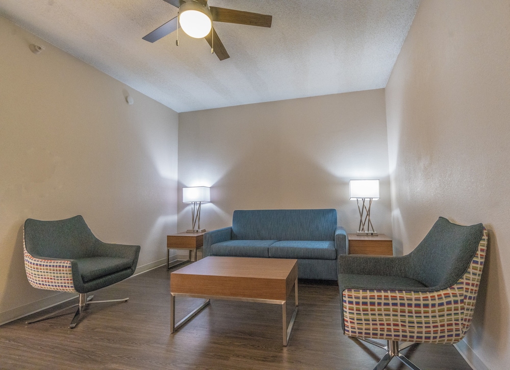 Suite, 1 Bedroom - Photo 2