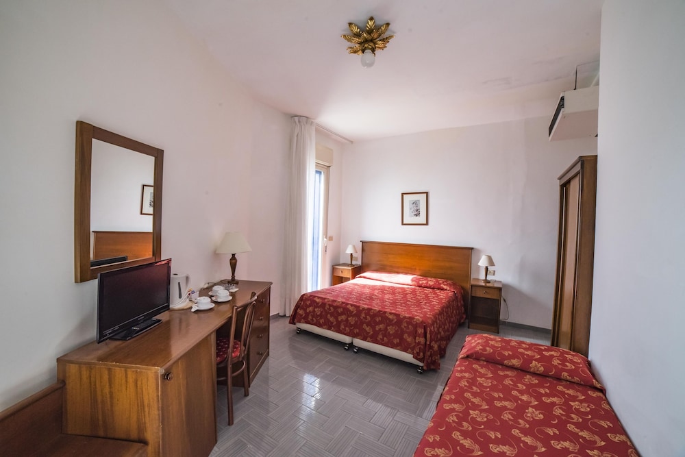 Triple Standard, sea view, twin beds photo 1