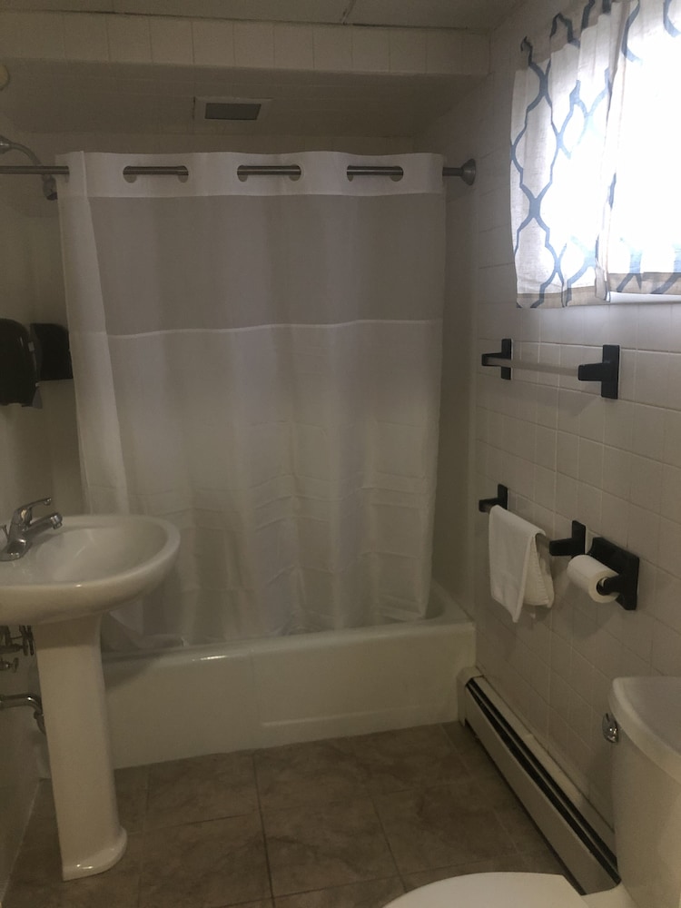 Basic Room, 2 Double Beds (Pet Friendly) photo 3