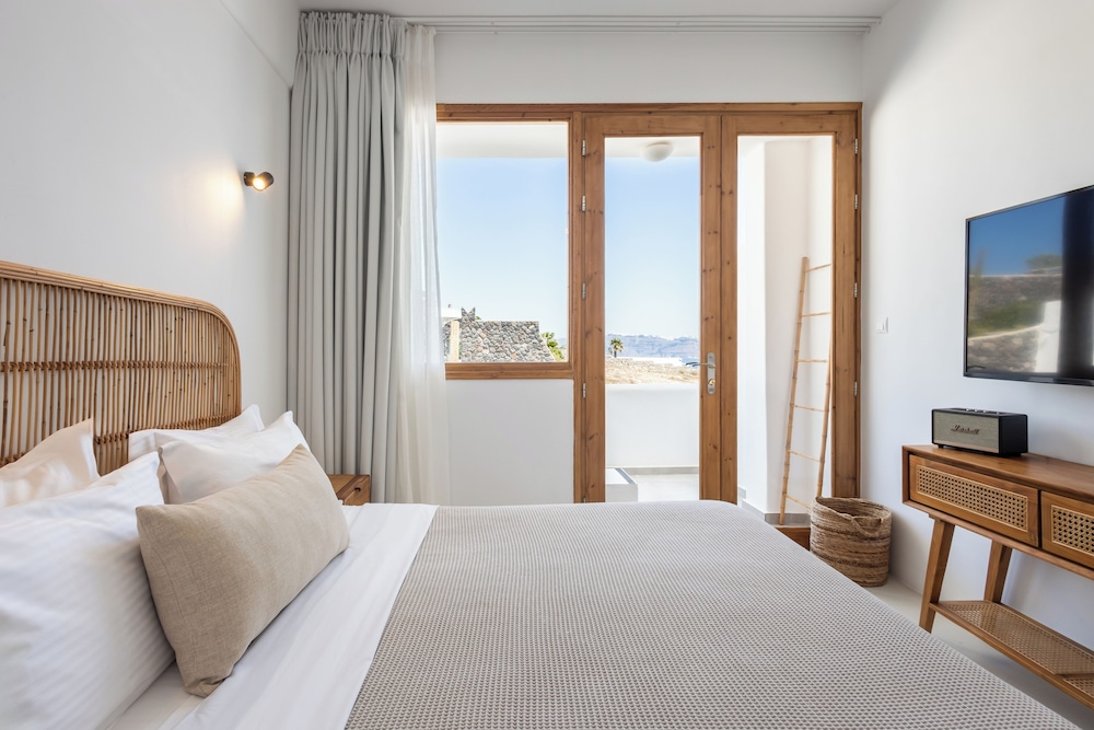 Junior Suite with Hot Tub and Caldera View