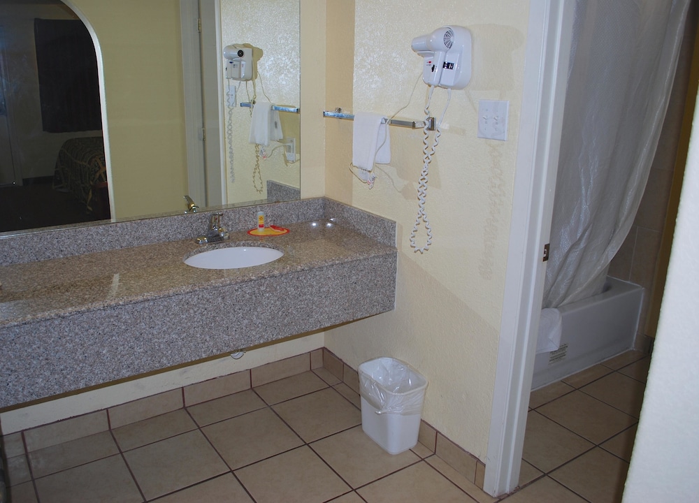 Standard Room, 1 Queen Bed, Non Smoking - Photo 3