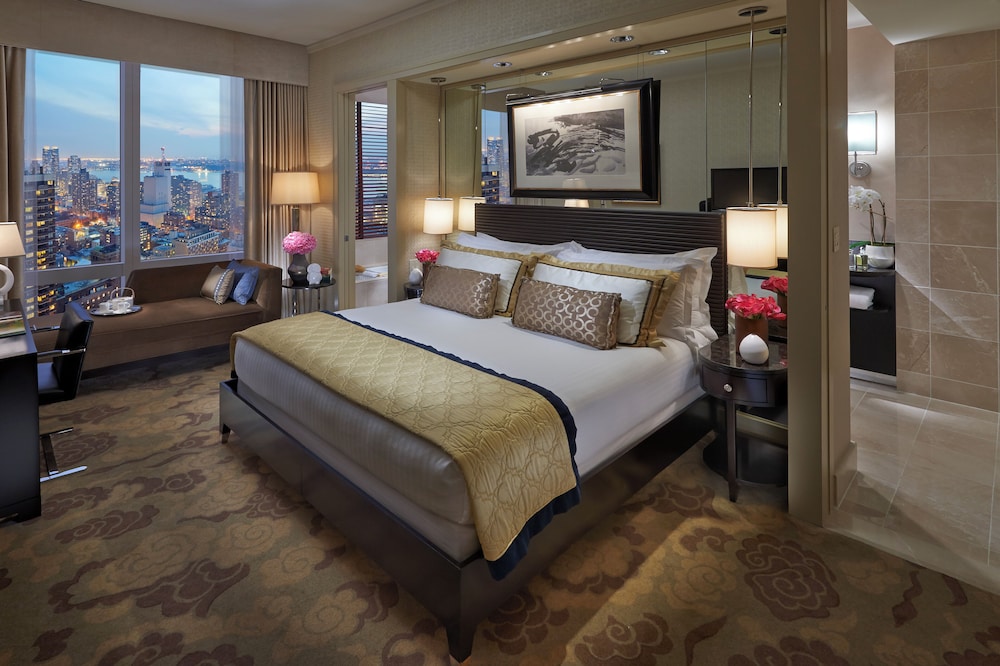 Hudson River View, Room