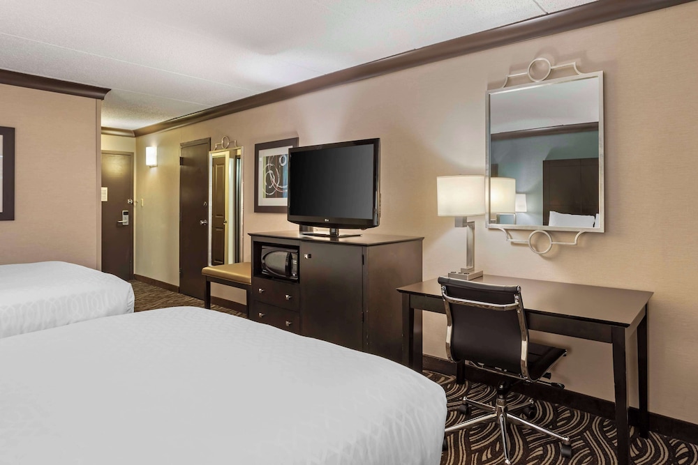 Standard Room, 2 Queen Beds, Refrigerator & Microwave, Courtyard Area photo 3