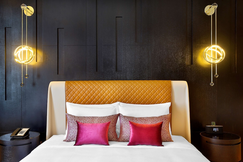 Deluxe Room, 1 King Bed, Accessible photo 3