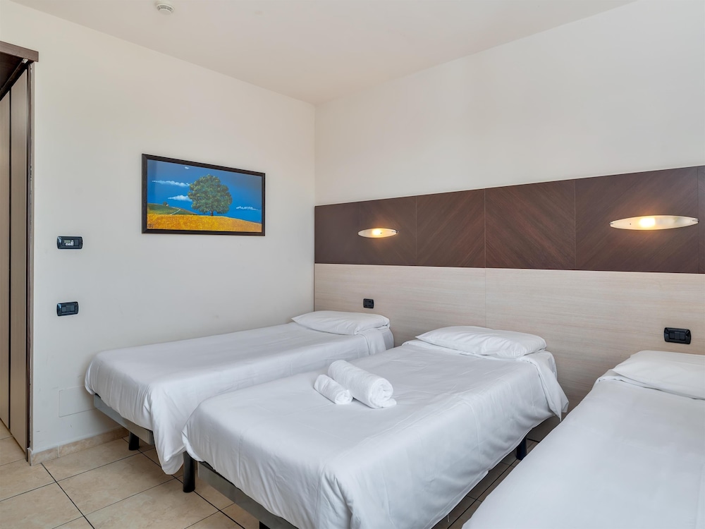 Standard Triple Room, 3 Twin Beds, Non Smoking - Photo 4
