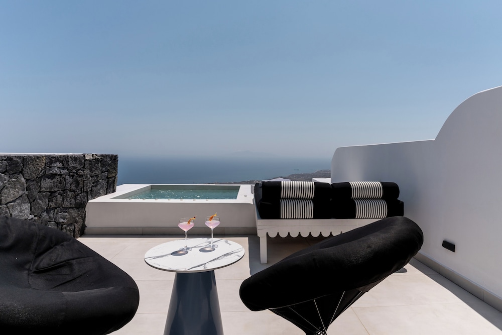 Deluxe Suite with Sea View and Hot Tub - Photo 8
