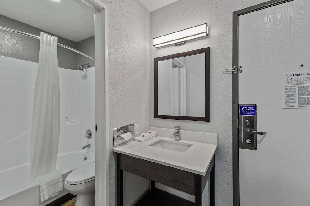 Deluxe Suite, 1 Queen Bed, Non Smoking - Photo 6