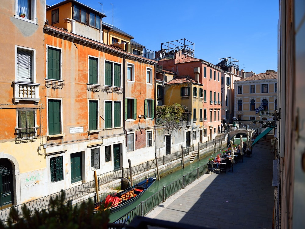 Classic Quadruple Room, Canal View photo 2