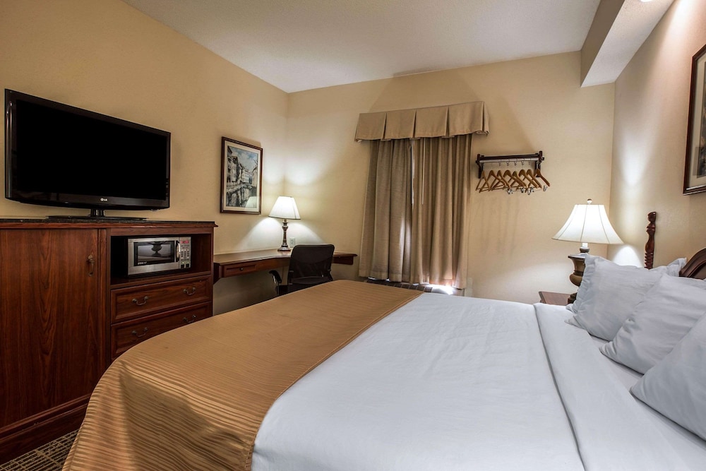 Standard Room, 1 King Bed, Non Smoking - Photo 3