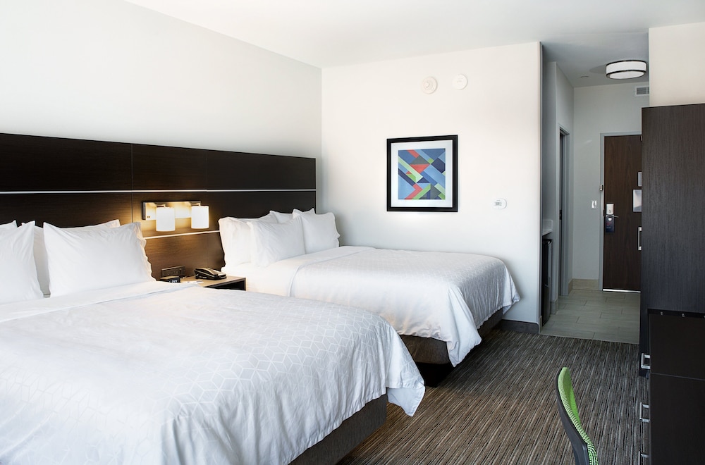 Standard Room, 2 Queen Beds - Photo 2