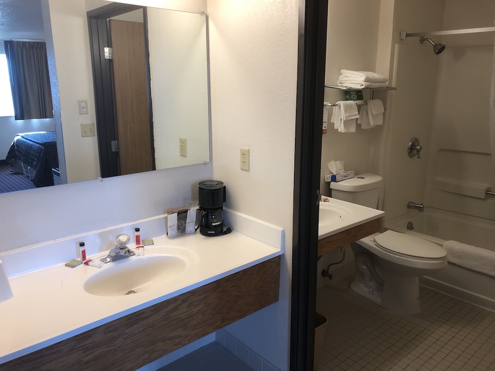 Room, Multiple Beds, Microwave - Photo 7