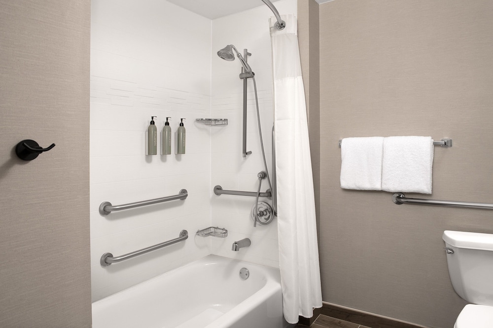 Studio, 1 Queen Bed with Sofa bed (Mobility/Hearing Accessible, Tub)