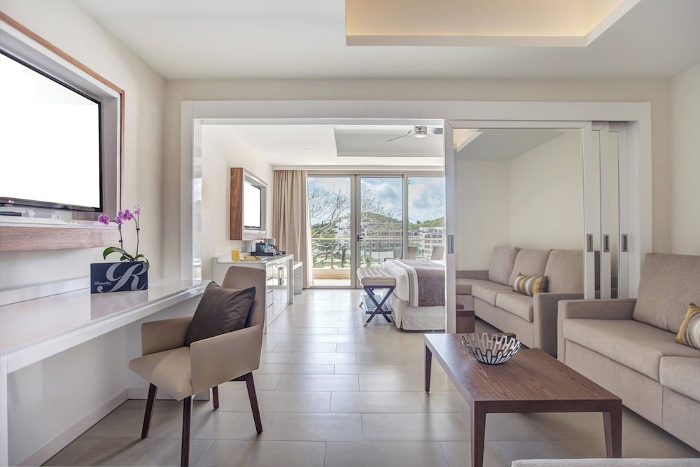 Luxury Family Suite - Photo 8