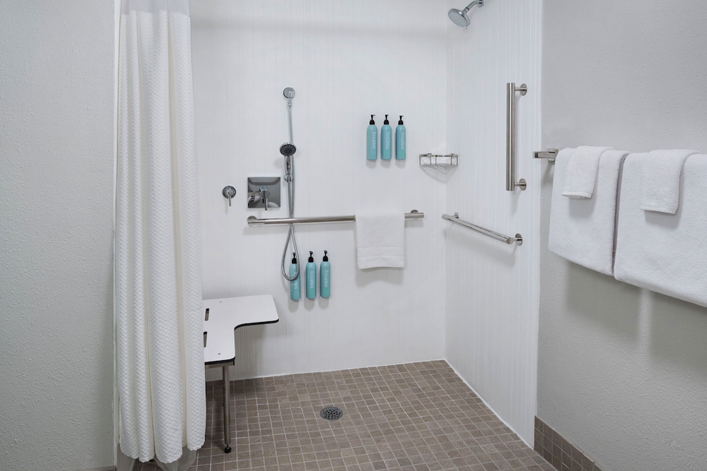 Room, 2 Queen Beds, Non Smoking (Mobility/Hearing Access, Roll-In Shwr) - Photo 6