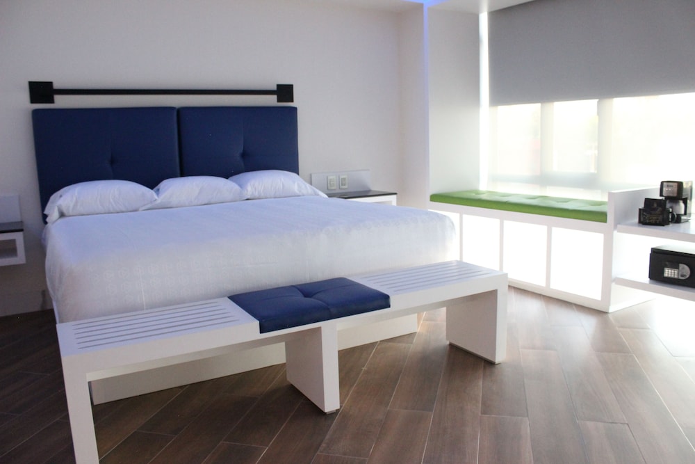 Suite - Photo 11