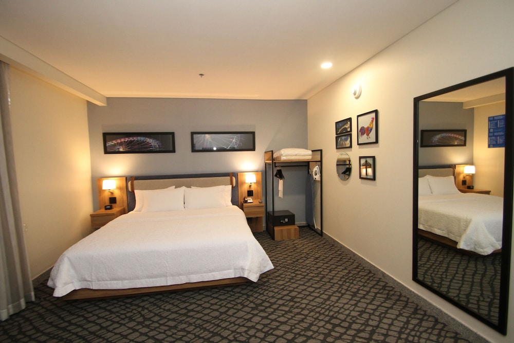 Business Room, 1 King Bed, Accessible - Photo 2