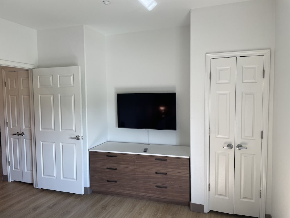 Suite, 1 King Bed, Accessible (Mobility,Hearing,Tub w/Grab Bars) - Photo 3
