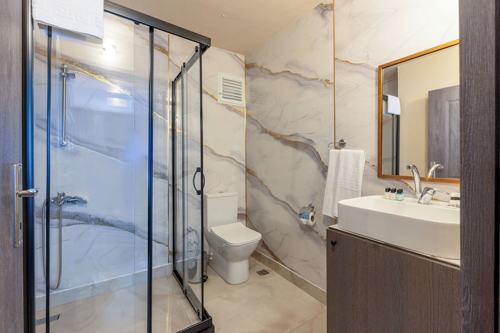 Standard Quadruple Room, City View photo 2