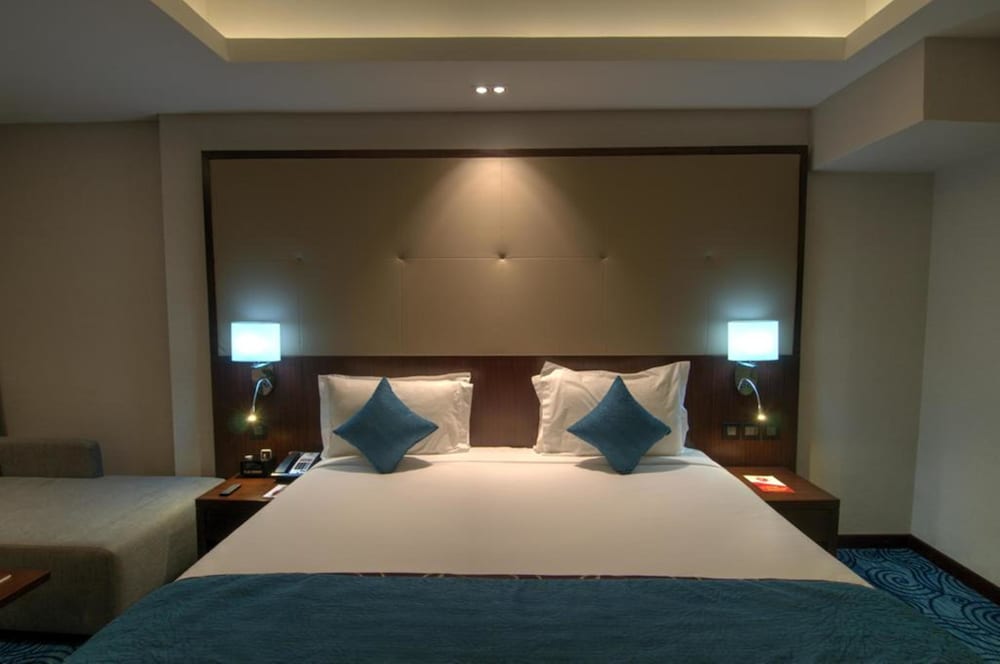 Deluxe Double Room Single Use, 1 Bedroom, Smoking, Pool View photo 3