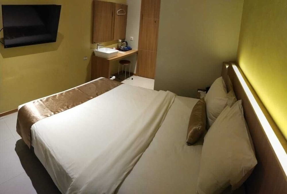 Economy Room, 1 Queen Bed photo 1
