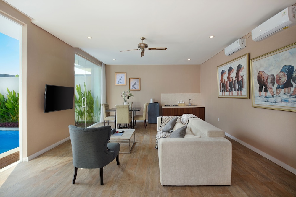 Luxury Villa, 2 Bedrooms, Pool View - Photo 10