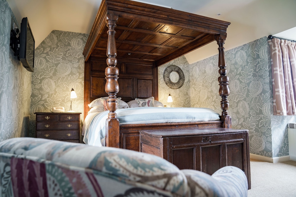 Deluxe Four Poster Suite photo 3