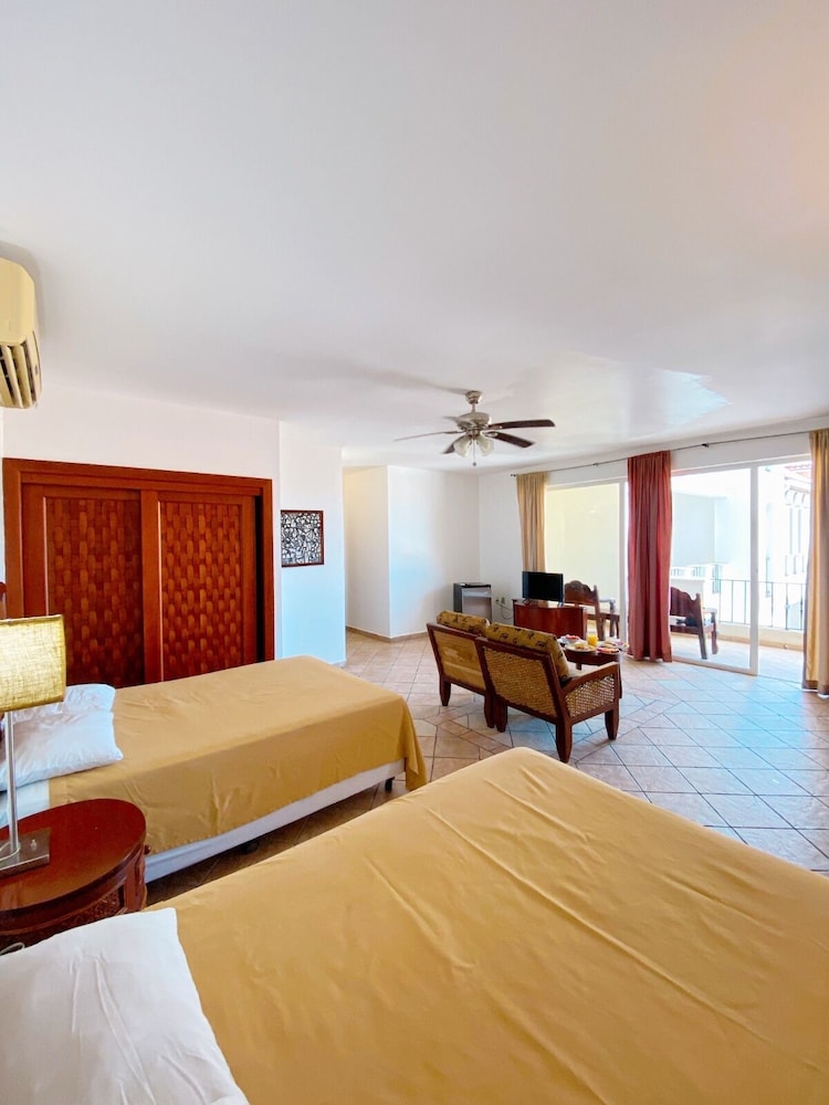 Deluxe Studio Suite, 2 Bedrooms, Ocean View, 4th Floor, No Elevator photo 1
