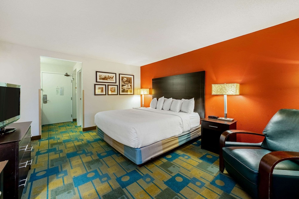Suite, 1 King Bed, Non Smoking - Photo 2