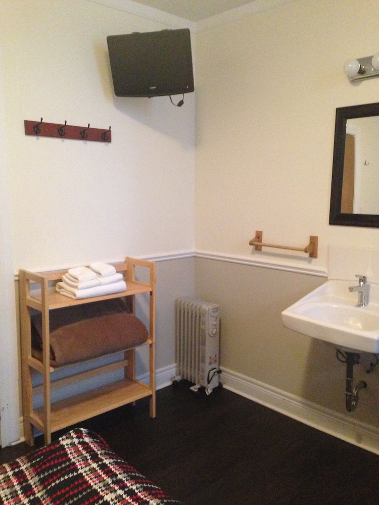 Basic Room, 1 Double Bed, Shared Bathroom - Photo 5