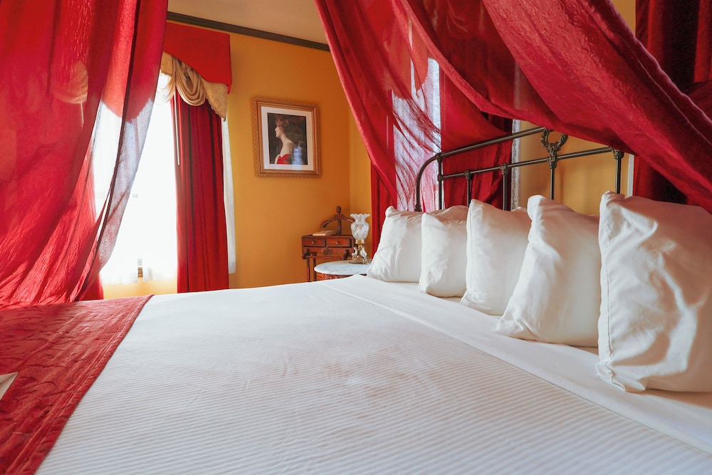 Signature Suite, 1 King Bed (Lady in Red) photo 3
