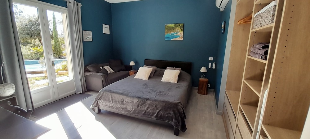 Deluxe Suite, 2 Bedrooms, Non Smoking, Poolside