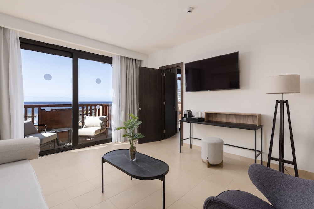 Deluxe Suite, Sea View (2 adults + 1 child) thumbnail 6